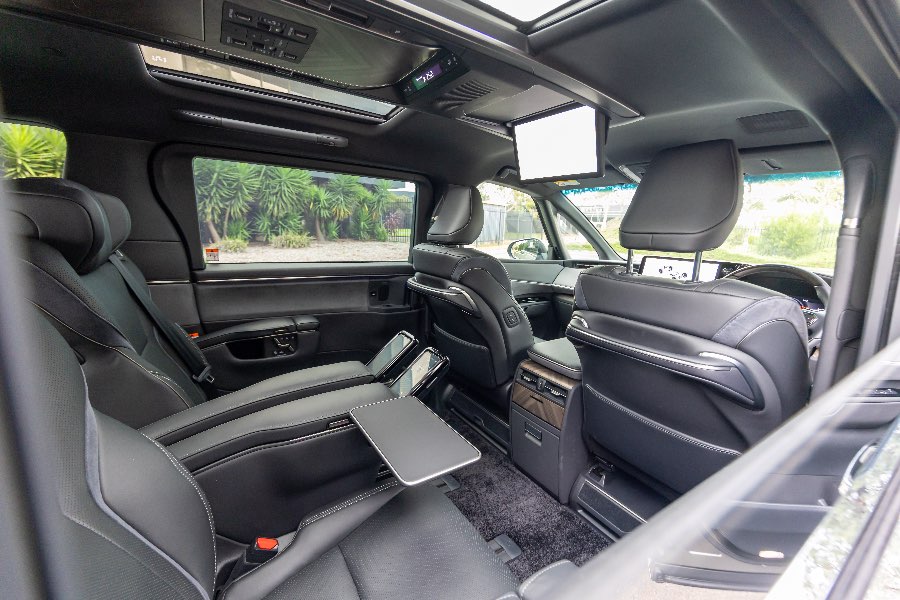 2024 LEXUS LM350H SPORTS LUXURY AWD detail view 11 photo on CarNest