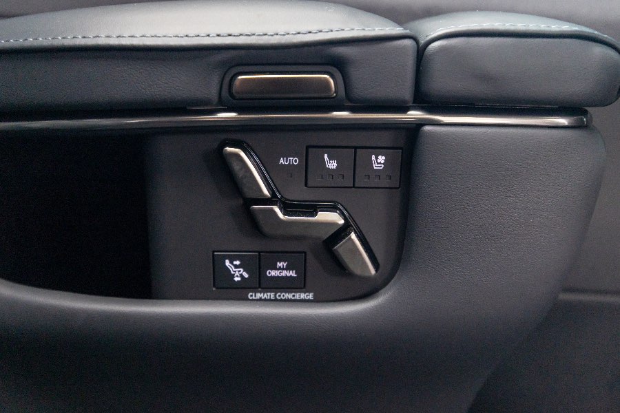 2024 LEXUS LM350H SPORTS LUXURY AWD detail view 15 photo on CarNest