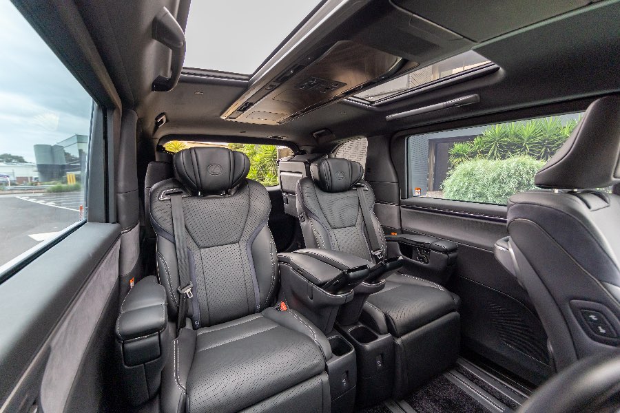 2024 LEXUS LM350H SPORTS LUXURY AWD detail view 17 photo on CarNest