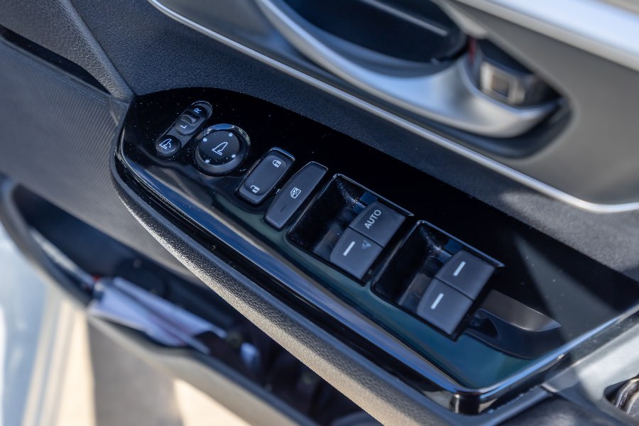 2017 HONDA CRV VTI cabin detail photo on CarNest