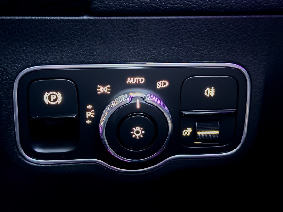 2020 MERCEDES BENZ GLA200 detail view 19 photo on CarNest