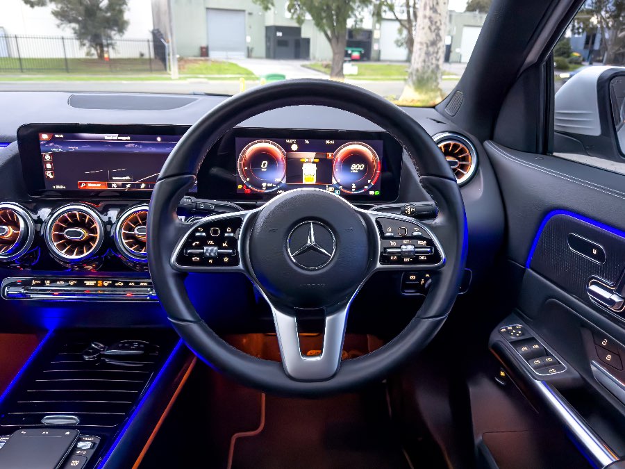 2020 MERCEDES BENZ GLA200 cabin detail photo on CarNest