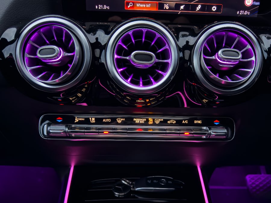 2020 MERCEDES BENZ GLA200 detail view 10 photo on CarNest