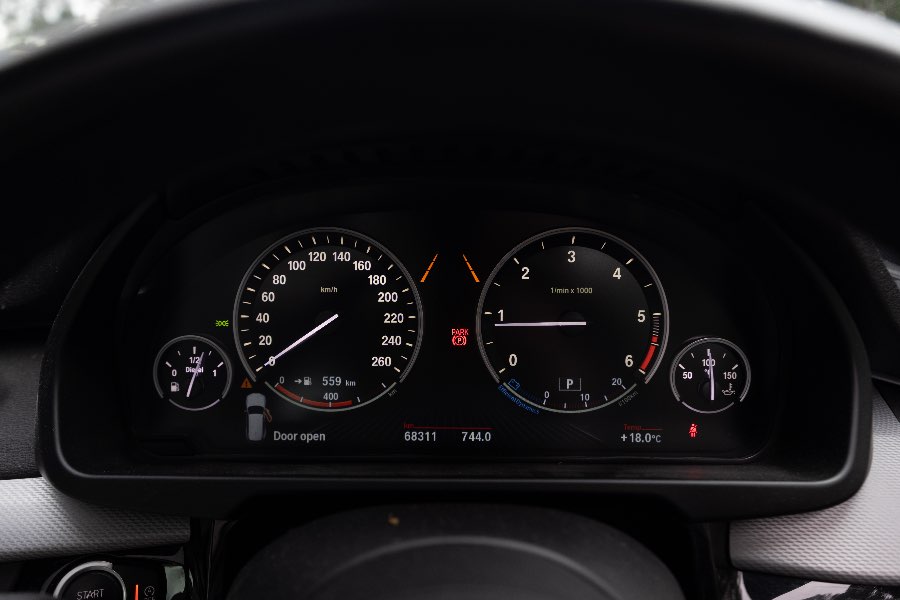 2017 BMW X5 SDRIVE 25D cabin detail photo on CarNest