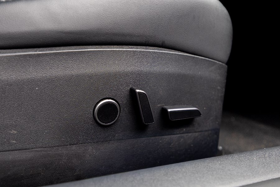 2022 TESLA 3 RWD detail view 17 photo on CarNest