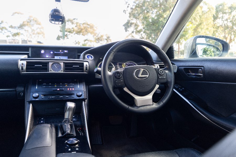 2014 LEXUS IS300H detail view 13 photo on CarNest