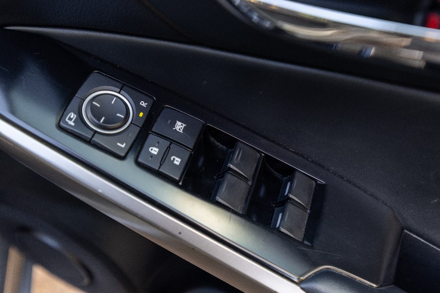 2014 LEXUS IS300H detail view 15 photo on CarNest