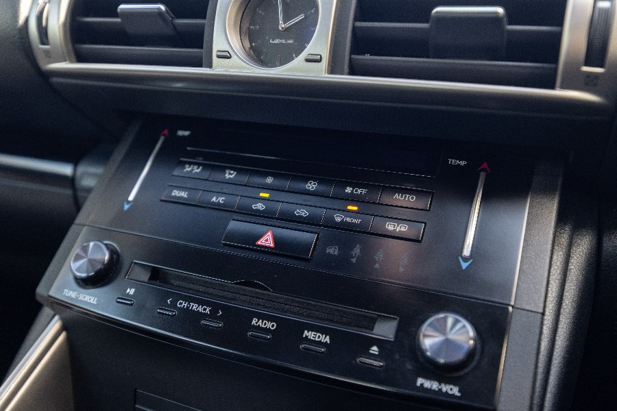 2014 LEXUS IS300H detail view 17 photo on CarNest