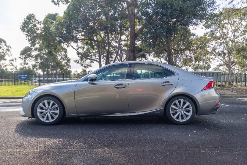 2014 LEXUS IS300H side profile photo on CarNest