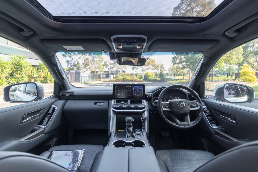 2023 TOYOTA LAND CRUISER VX detail view 7 photo on CarNest