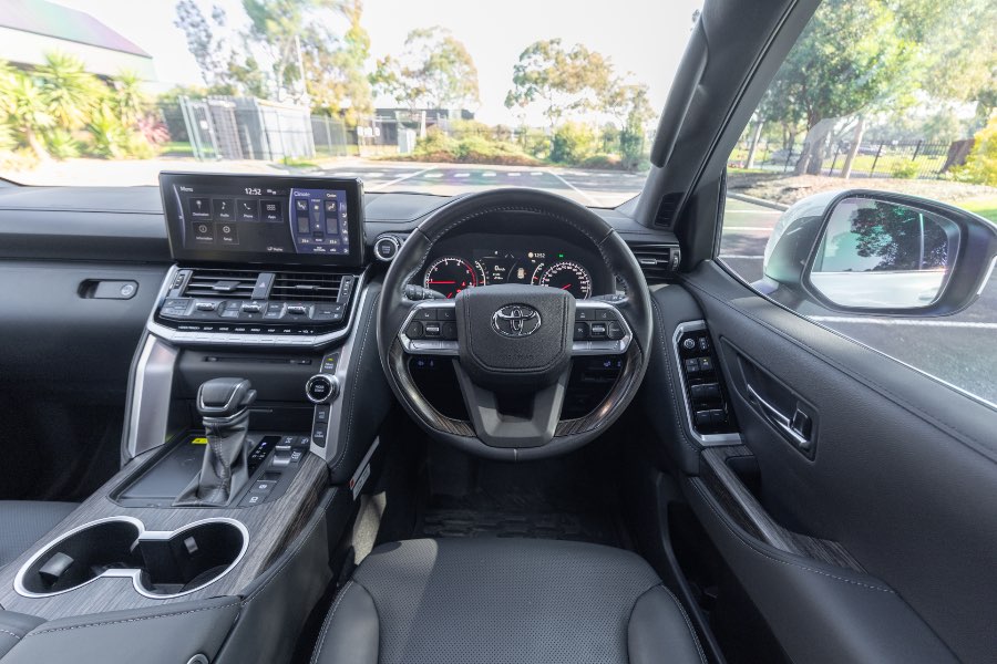 2023 TOYOTA LAND CRUISER VX detail view 10 photo on CarNest