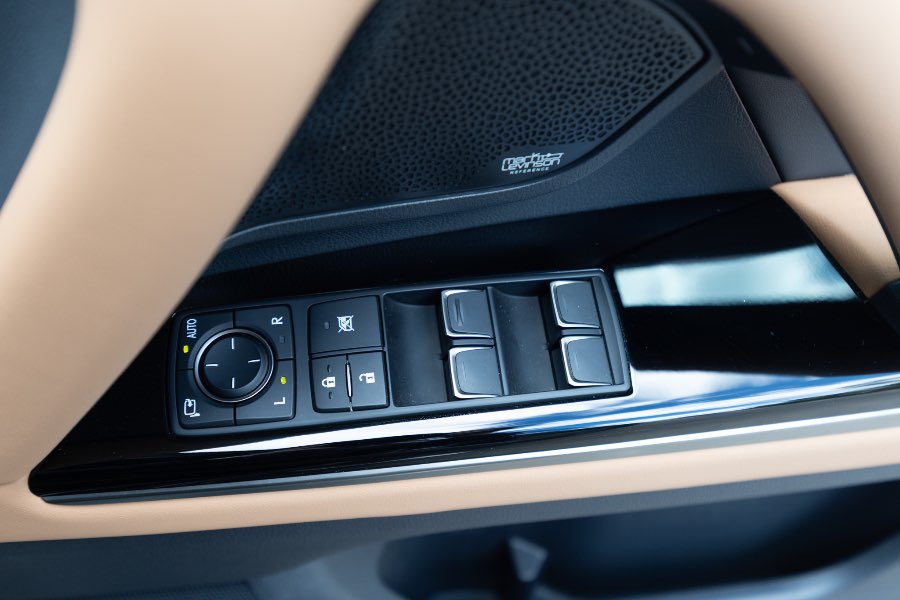 2023 LEXUS LX600 detail view 13 photo on CarNest