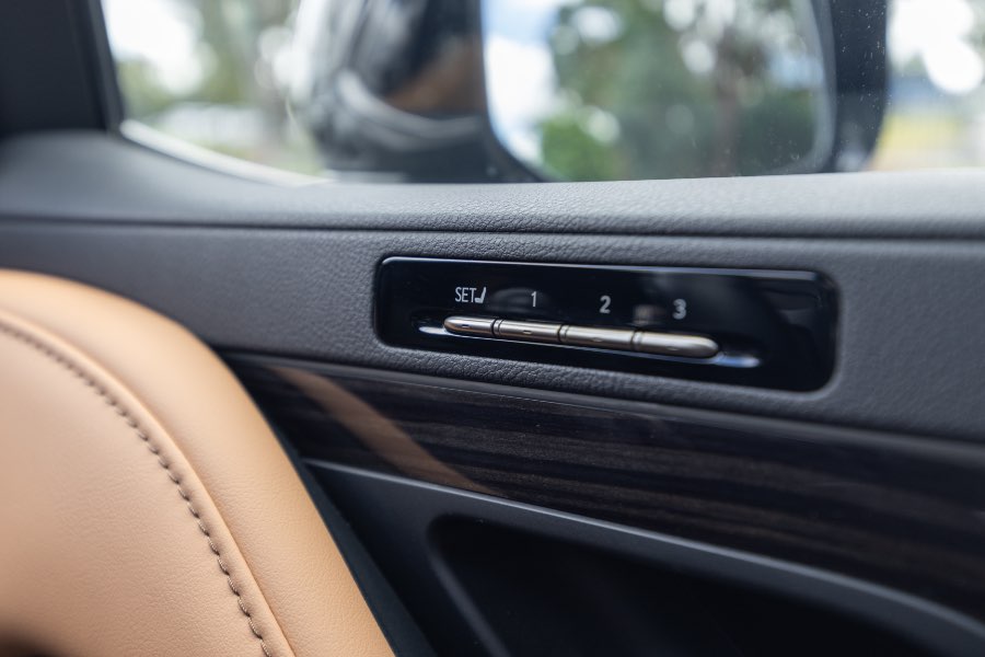 2023 LEXUS LX600 detail view 14 photo on CarNest