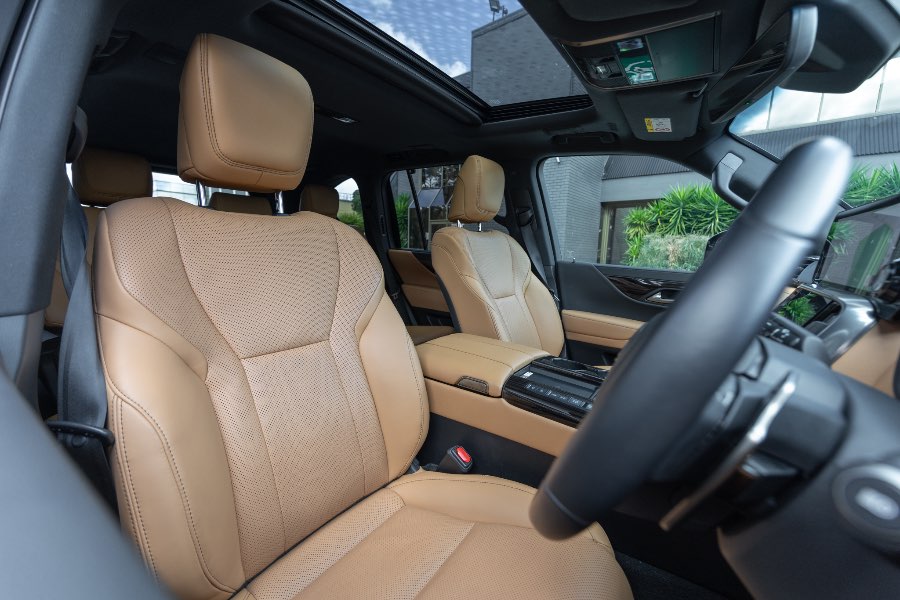 2023 LEXUS LX600 detail view 18 photo on CarNest