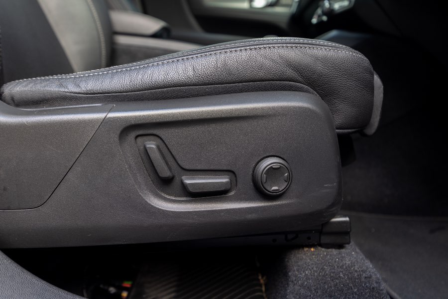 2020 VOLVO T5 R-DESIGN detail view 19 photo on CarNest