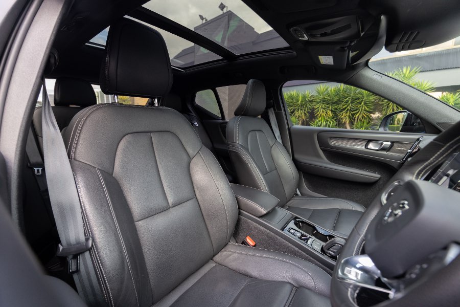 2020 VOLVO T5 R-DESIGN detail view 20 photo on CarNest