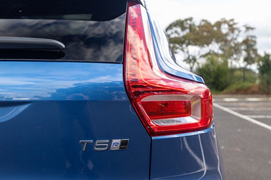 2020 VOLVO T5 R-DESIGN side profile photo on CarNest