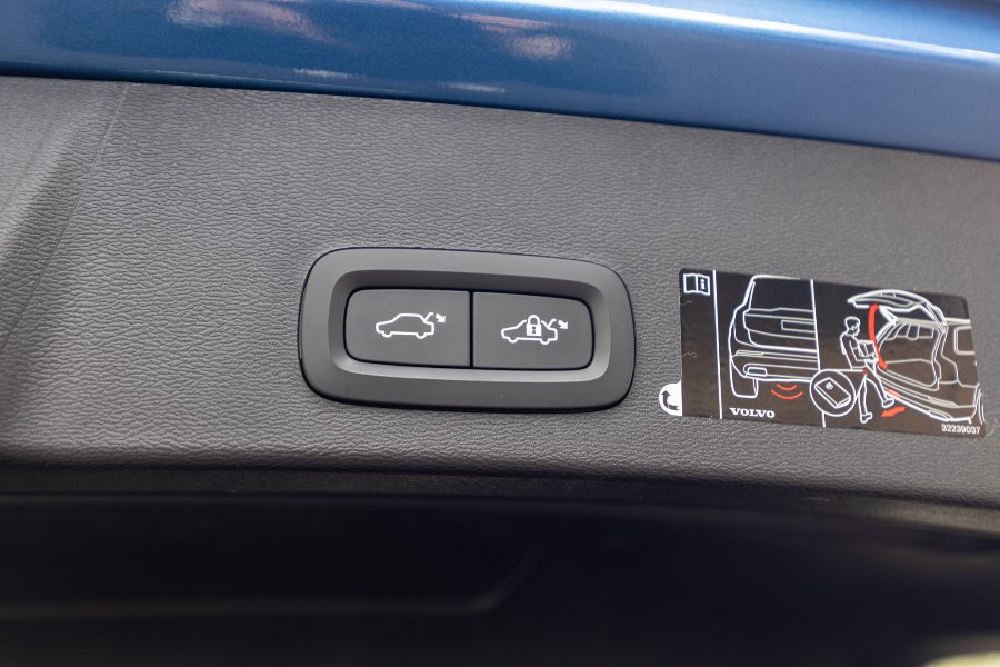 2020 VOLVO T5 R-DESIGN detail view 8 photo on CarNest