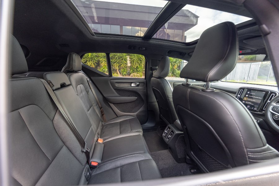 2020 VOLVO T5 R-DESIGN detail view 9 photo on CarNest