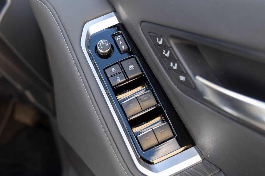 2022 TOYOTA LAND CRUISER LC300 SAHARA ZX detail view 14 photo on CarNest