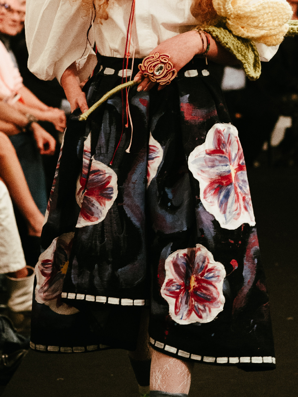 Jupe en denim fleurie 