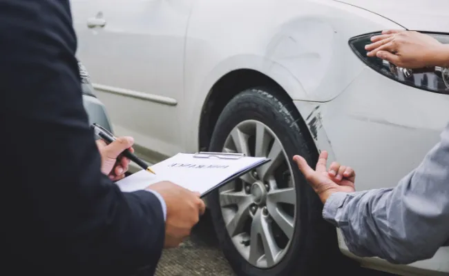 Perizia assicurativa su auto danneggiata.