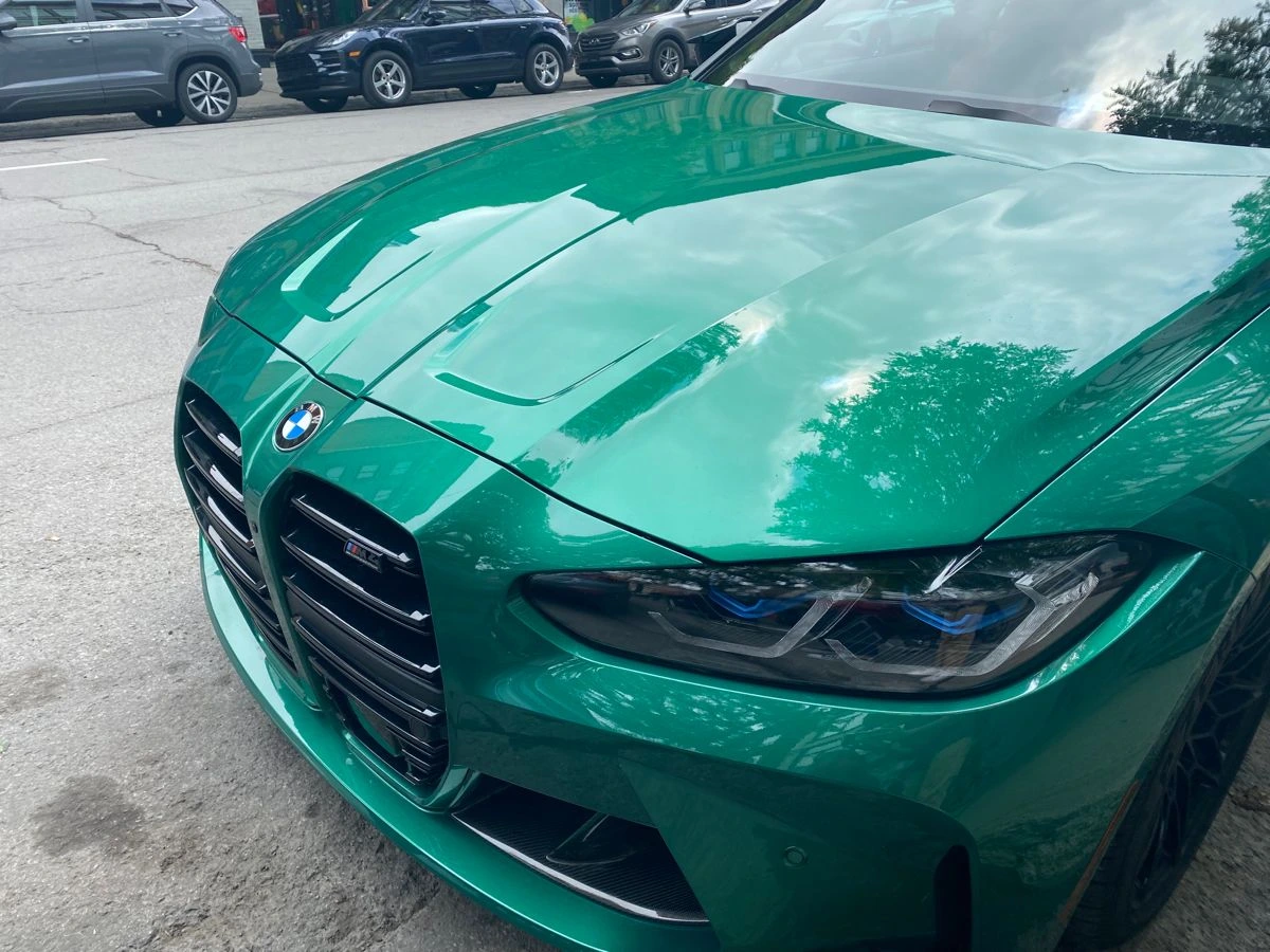 Pellicola lucida su auto verde scuro
