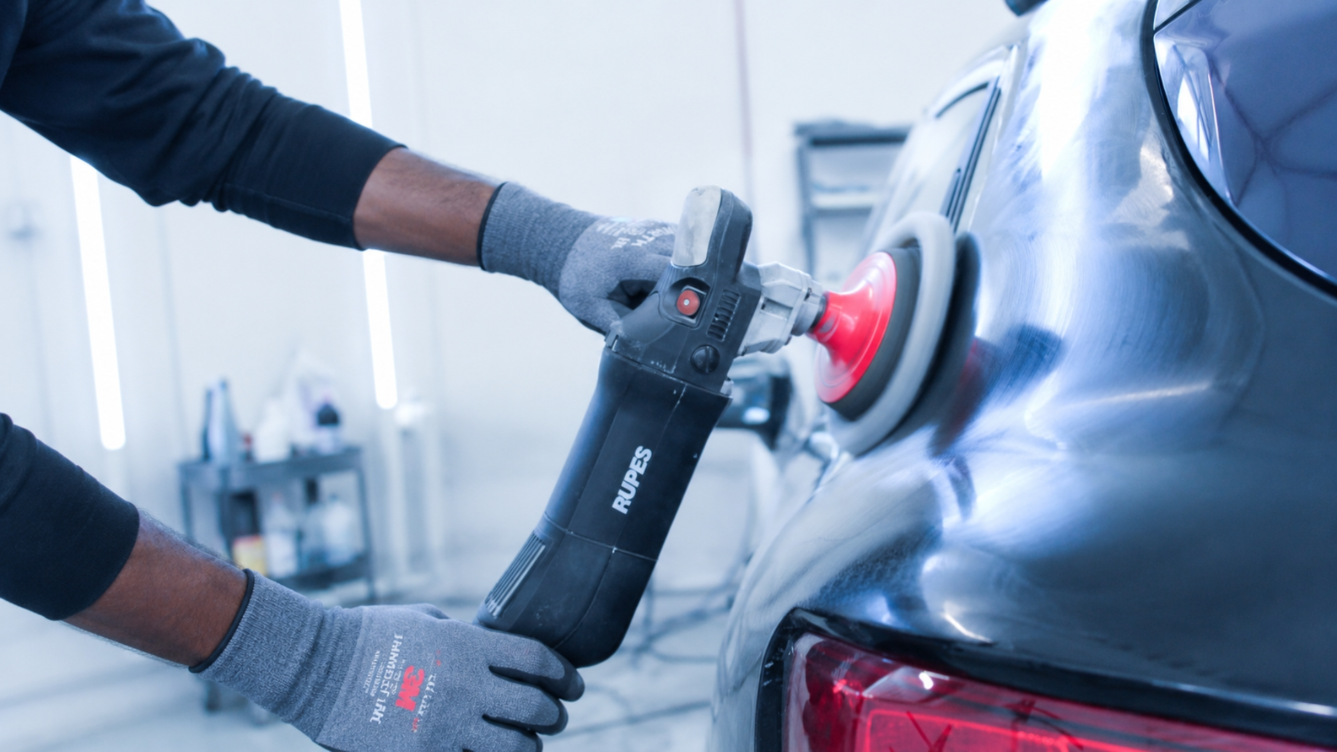 In carrozzeria, effettua lucidatura con cura per la superficie dell'auto 