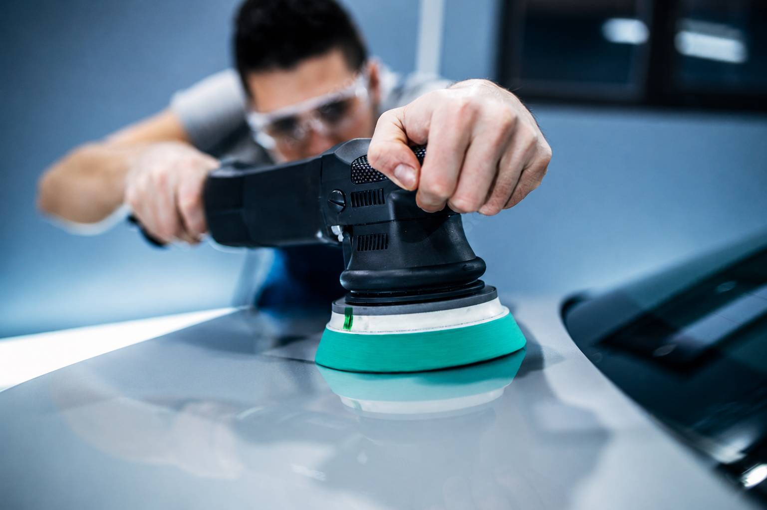 Lucidatura auto professionale: cura e precisione per una carrozzeria splendente e un riflesso perfetto.