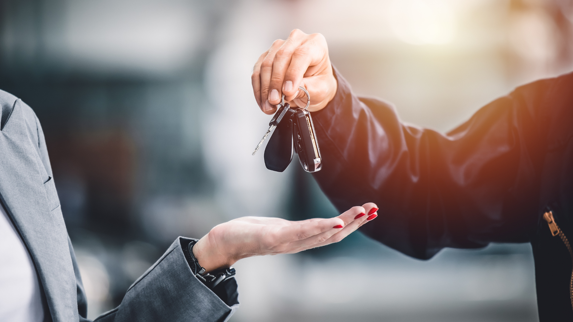 Una persona che consegna le chiavi a un'altra persona.