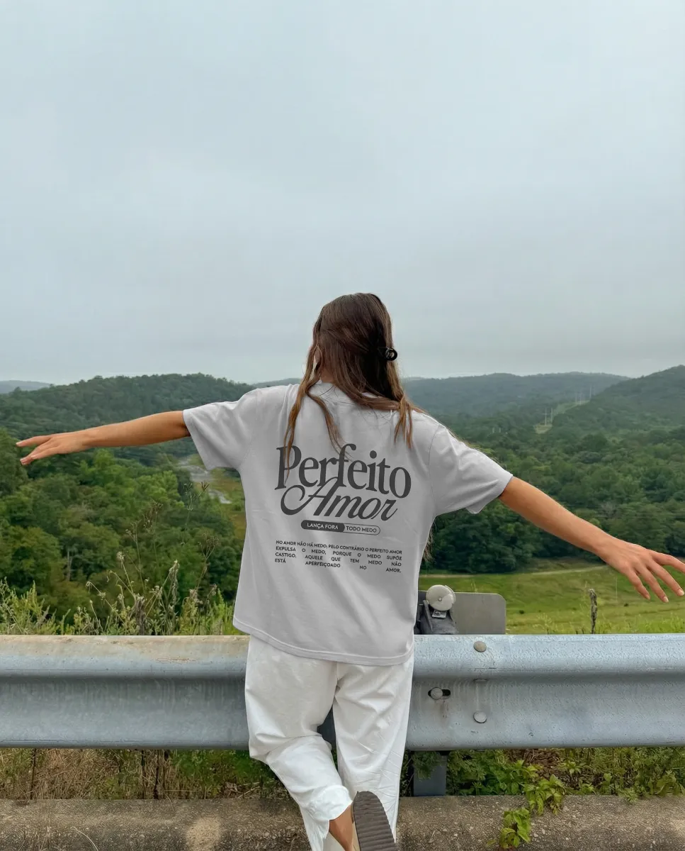 Camiseta Cristã Unissex Perfeito Amor — imagem 2