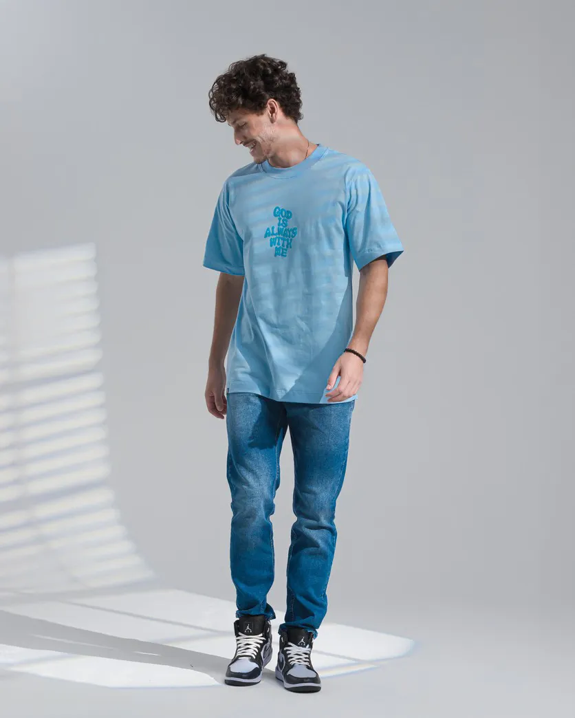 Camiseta Cristã Unissex God Is Always With Me - Oversized — imagem 5