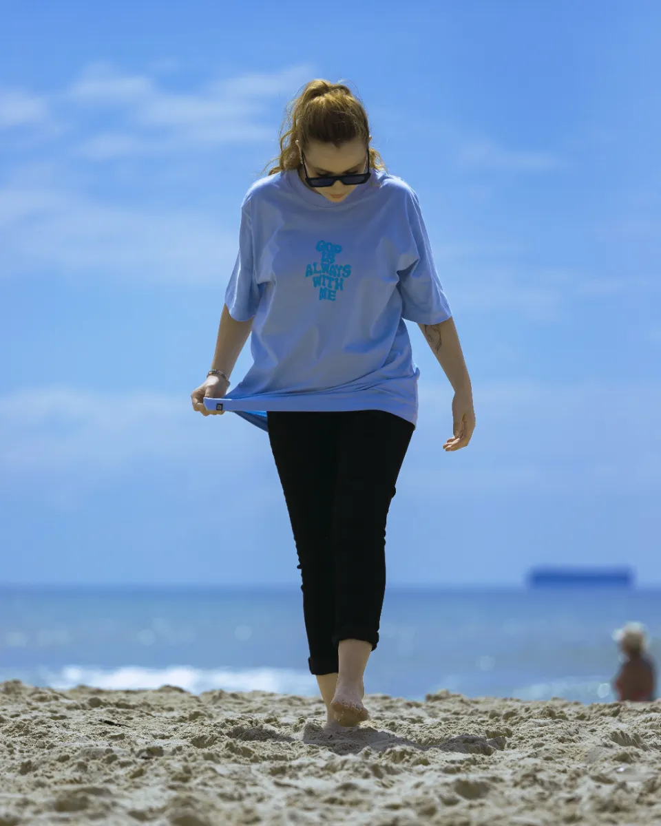 Camiseta Cristã Unissex God Is Always With Me - Oversized — imagem 8