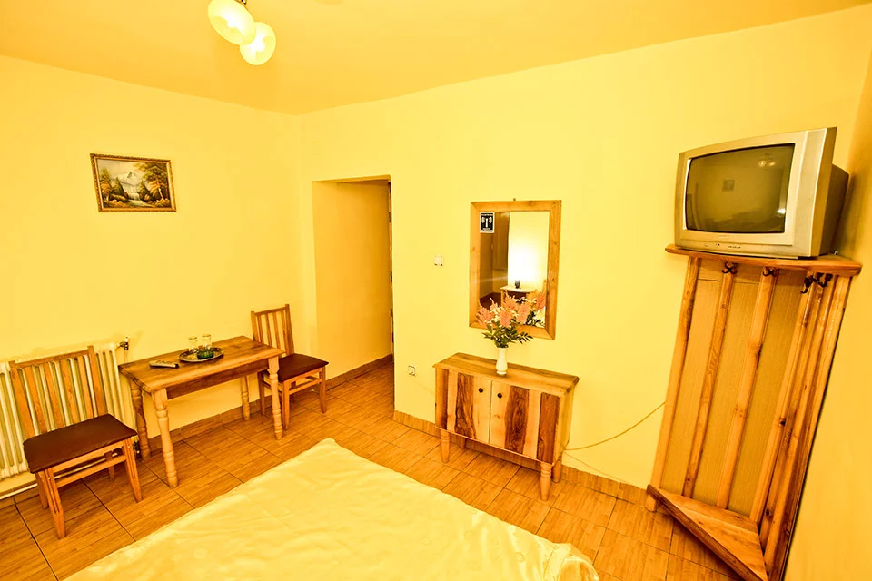 Detaliu al camerei Casa Blanca — mobilier și fereastră