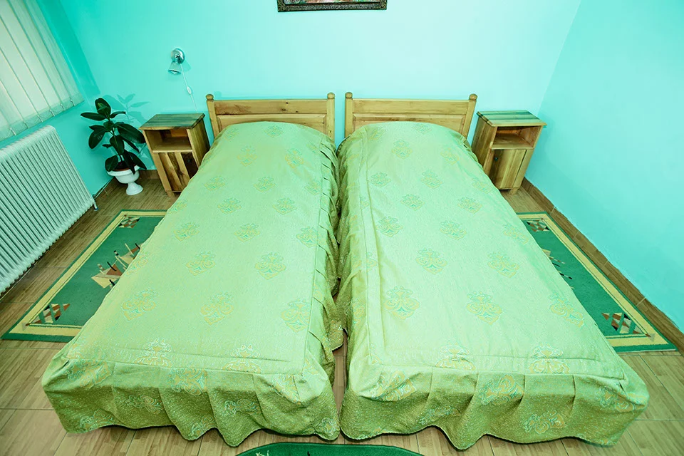 Cameră cu două paturi separate la Casa Blanca