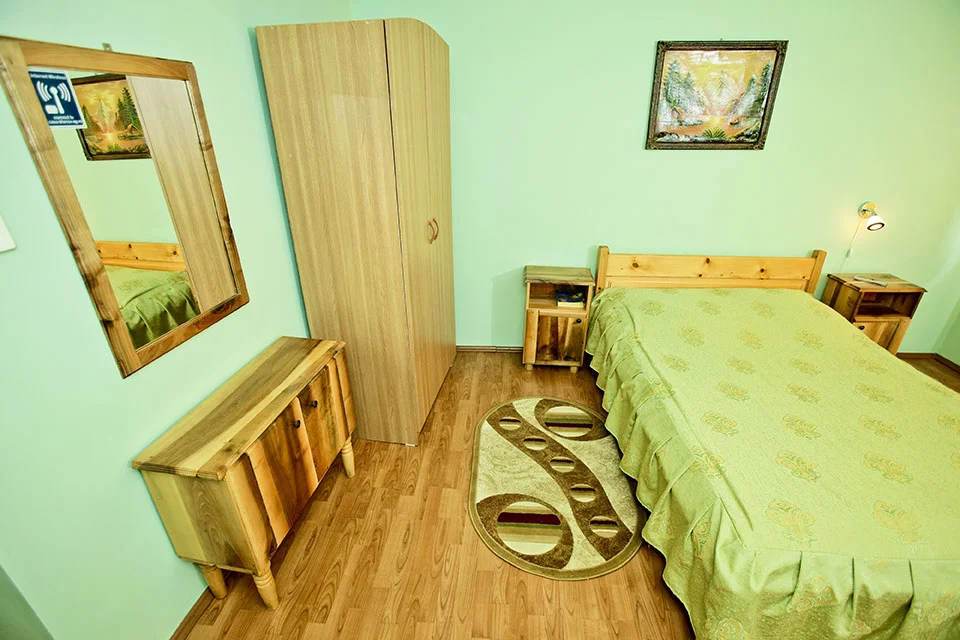 Interior Casa Blanca — pat și fereastră