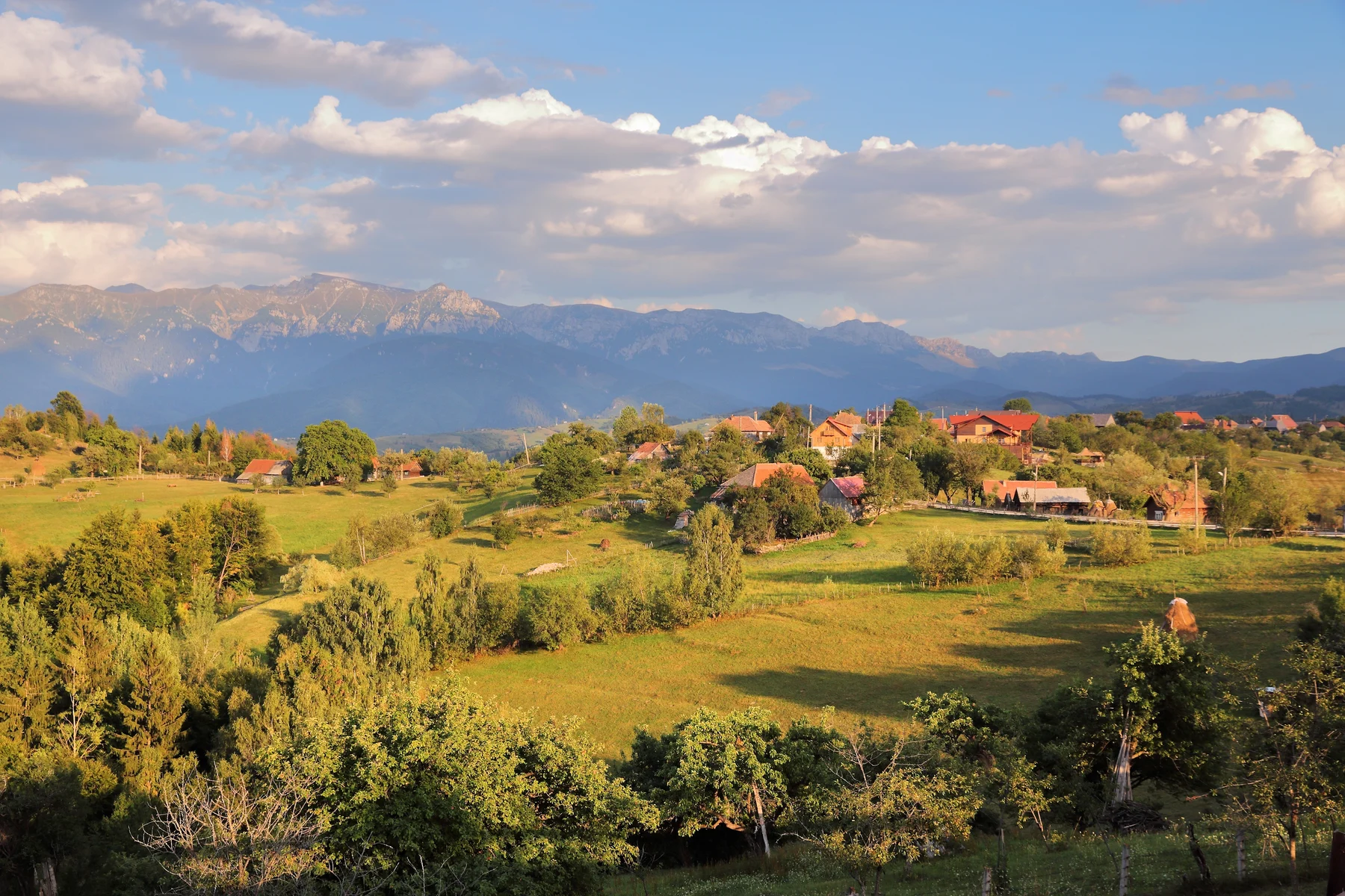 Piatra Craiului, văzută din Măgura. Foto: Marek Ślusarczyk (Tupungato) Photo gallery · CC BY 3.0.