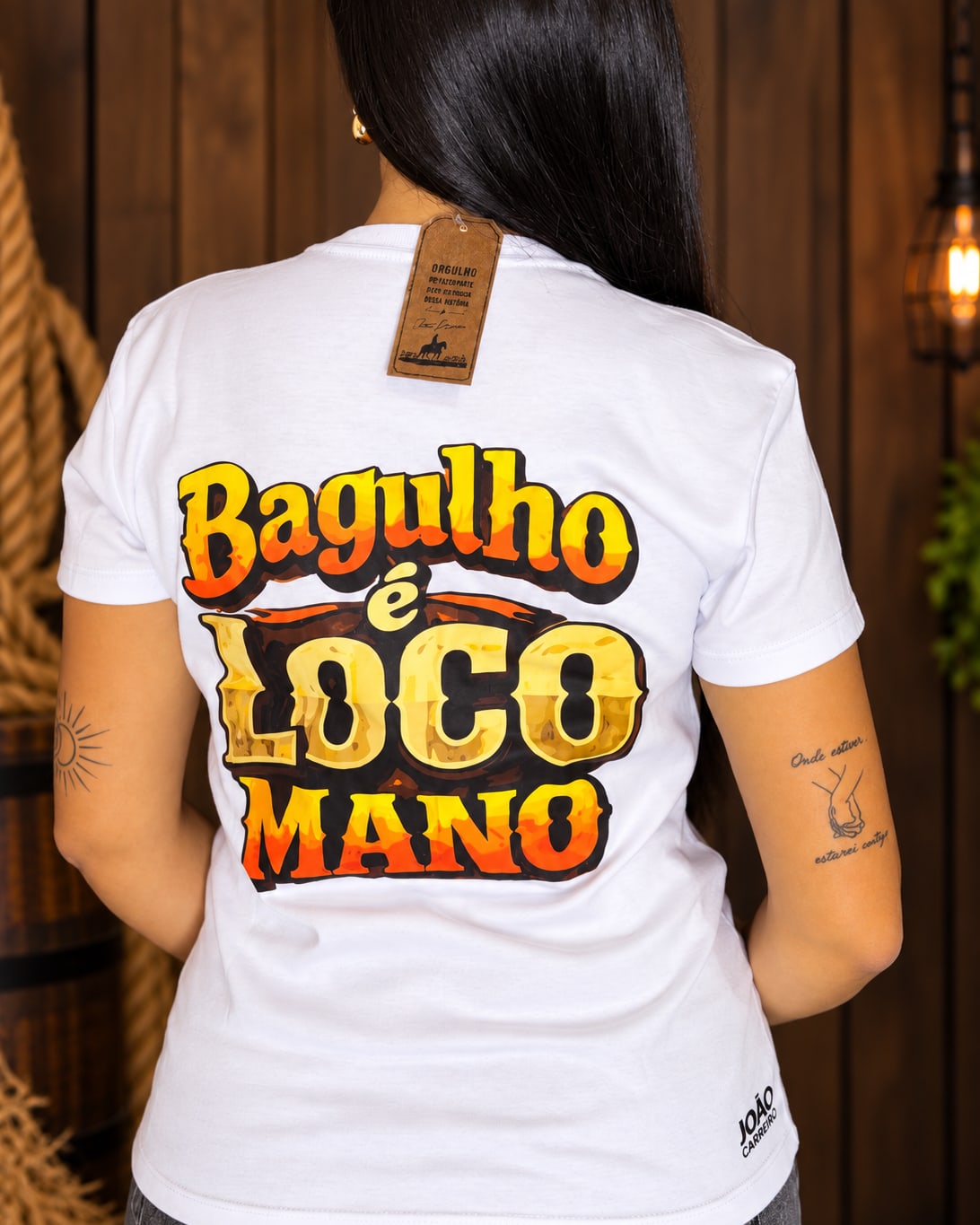 Camiseta Bagulho é Loco Branca, vestida de costas, com a arte grande