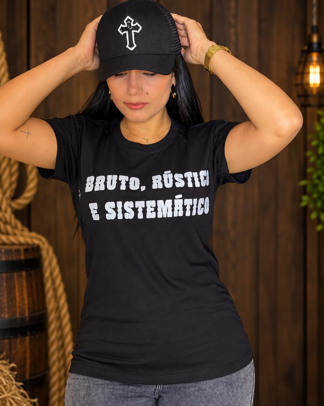 Camiseta Bruto, Rústico e Sistemático preta, vestida de frente
