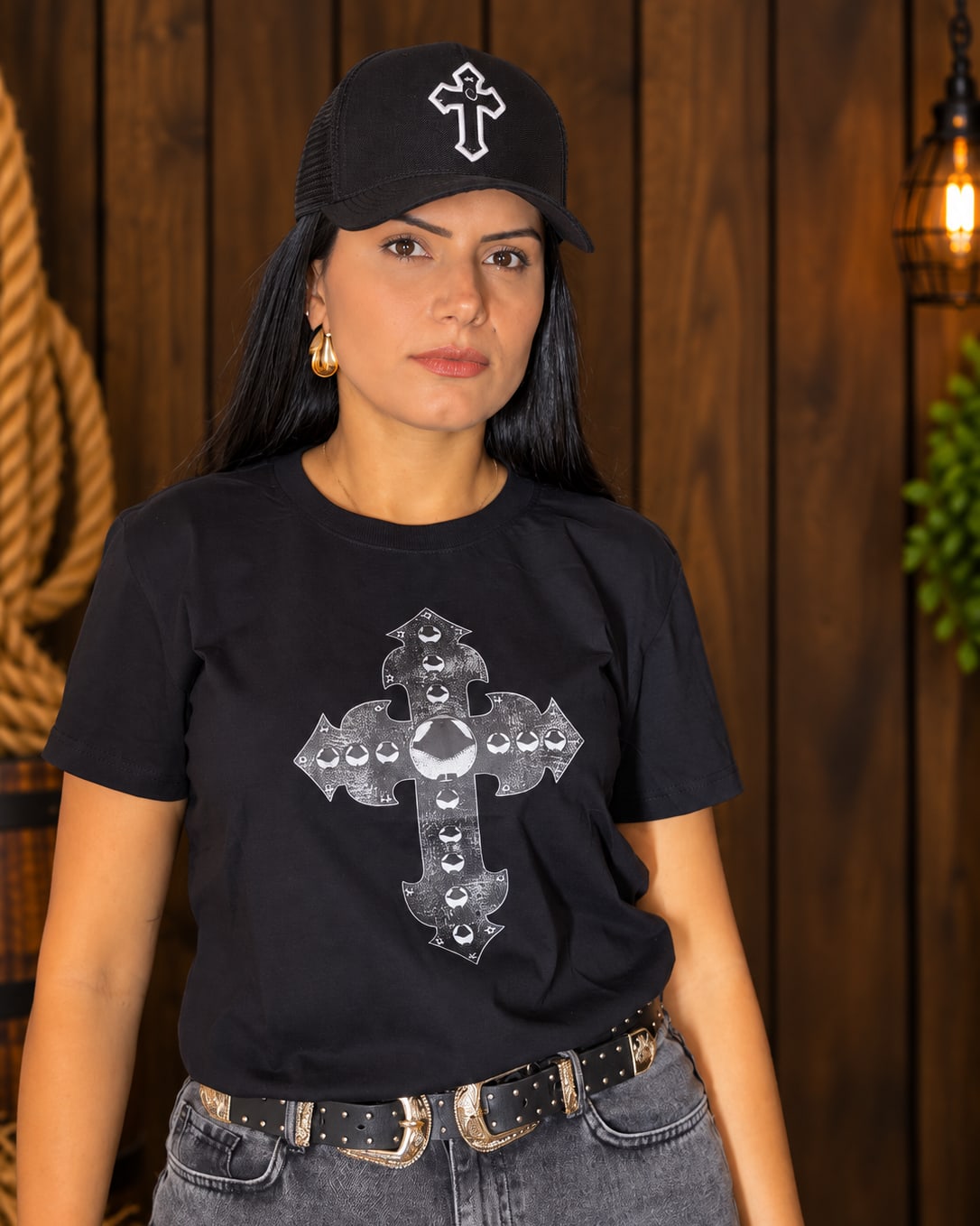 Camiseta Cruz do Chapéu preta, vestida de frente