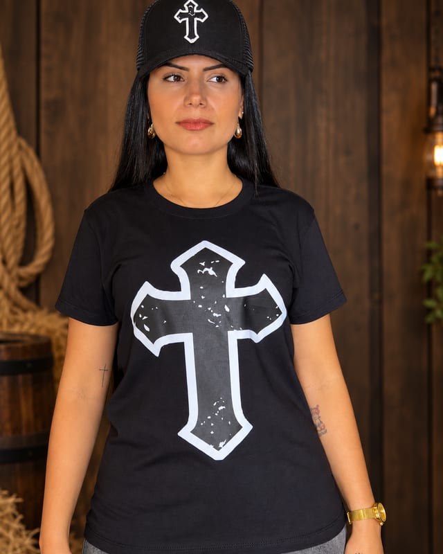 Camiseta da Cruz preta, vestida de frente