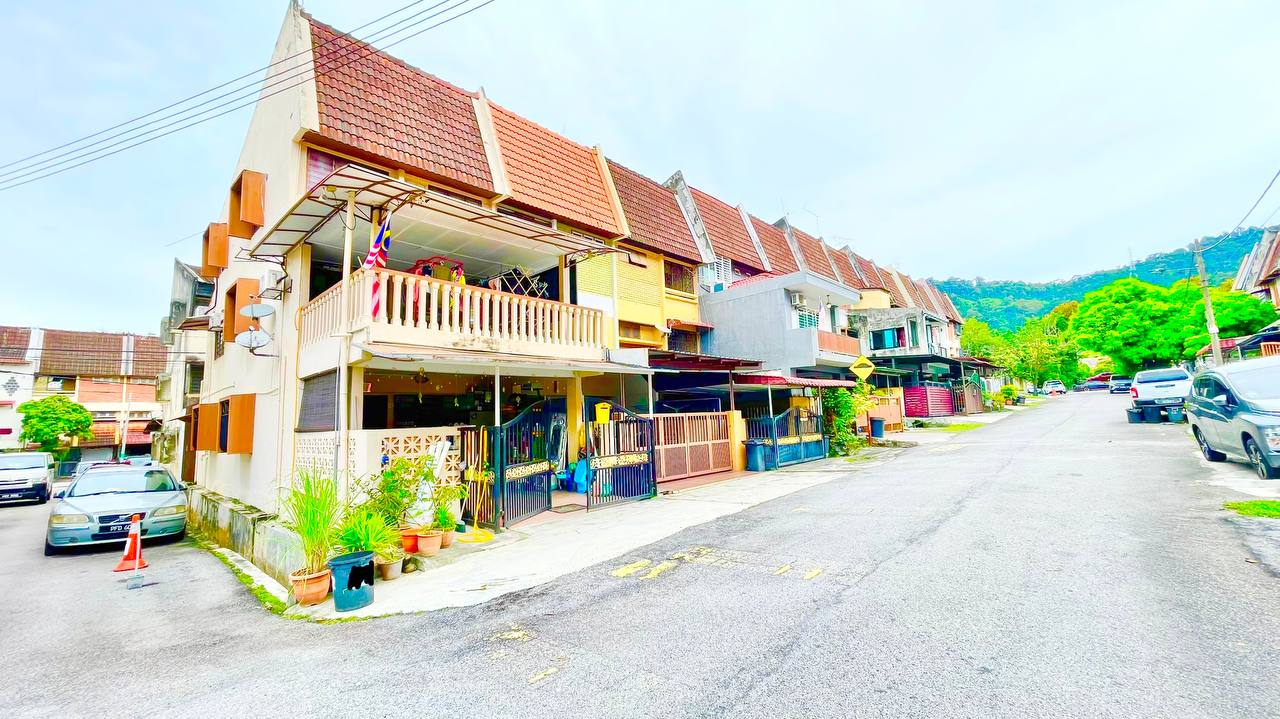 Full Photo 17037 of 3-Storey Terrace End Lot at Taman Bukit Teratai, Ampang Selangor