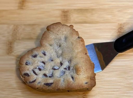 6 Heart chocolate chip cookies 