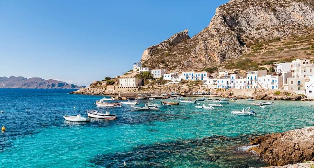Porto con barche e case sulla costa