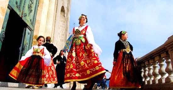 Donne in costume tradizionale siciliano