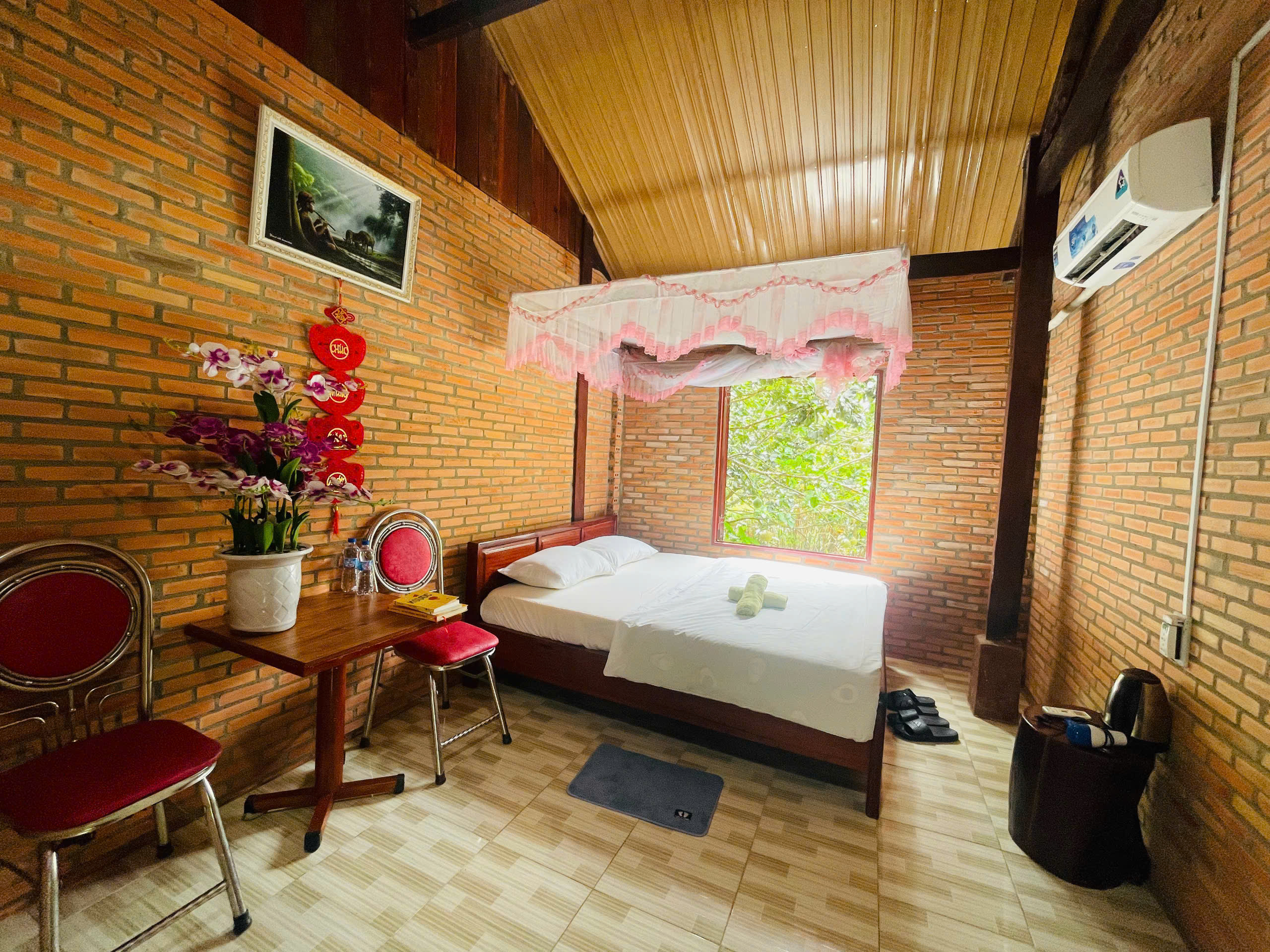 Phòng 1 giường đôi view vườn