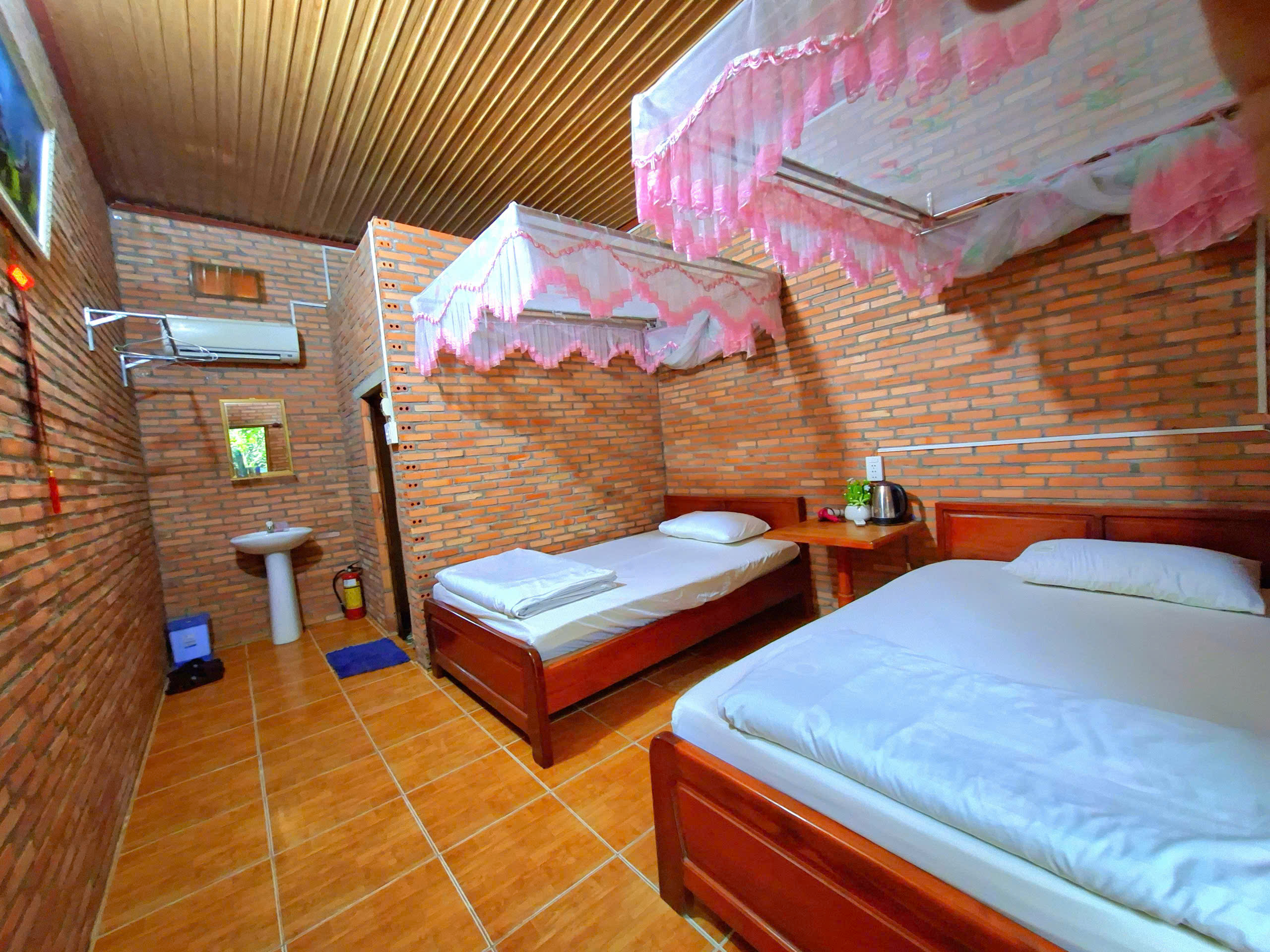 Phòng 2 giường đơn view vườn