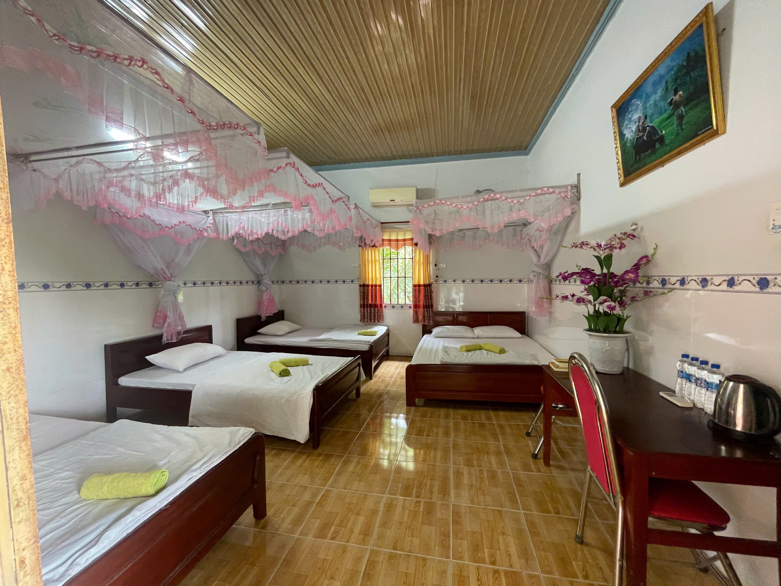 Phòng 3 giường đơn + 1 giường đôi view vườn