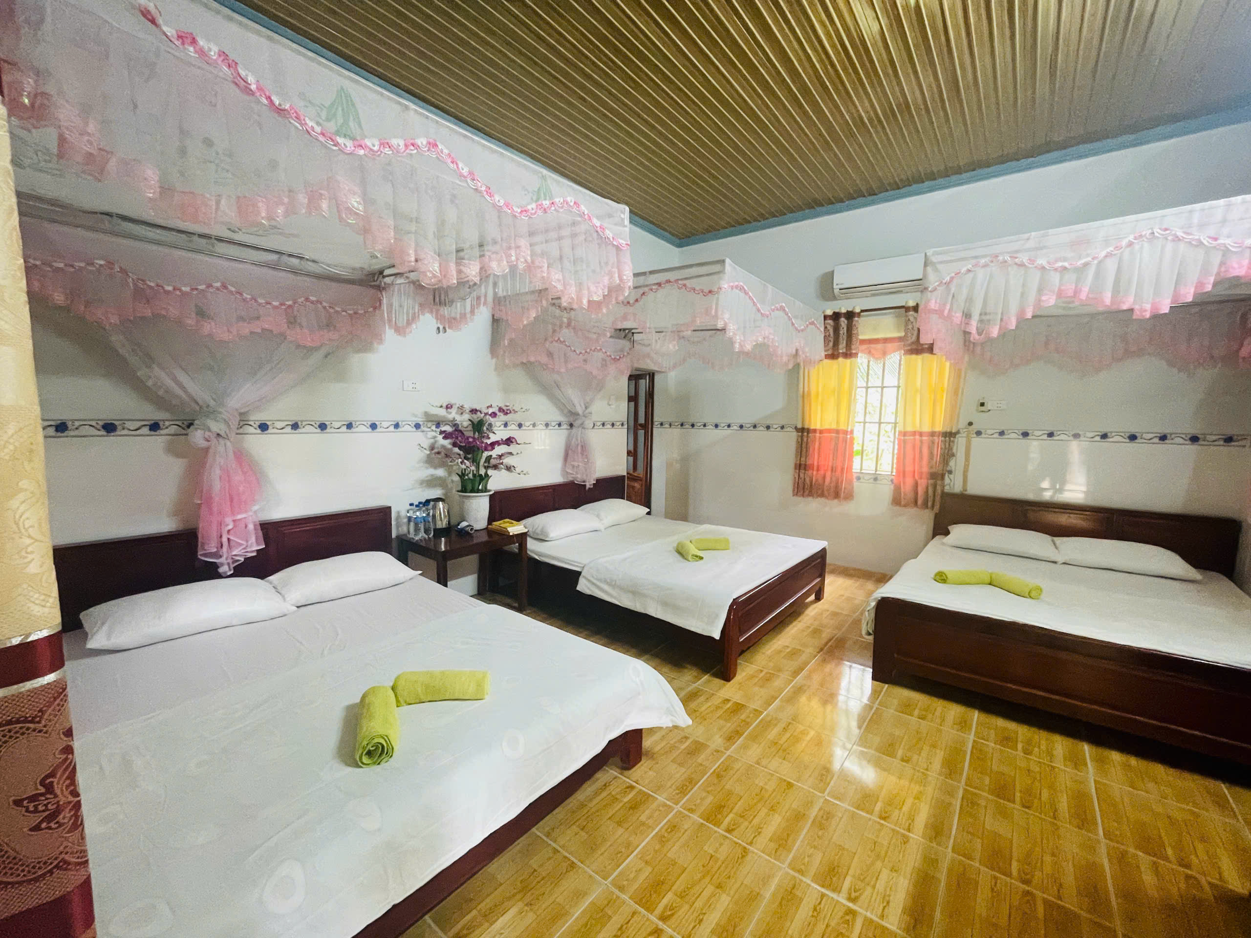 Phòng 3 giường đôi view vườn