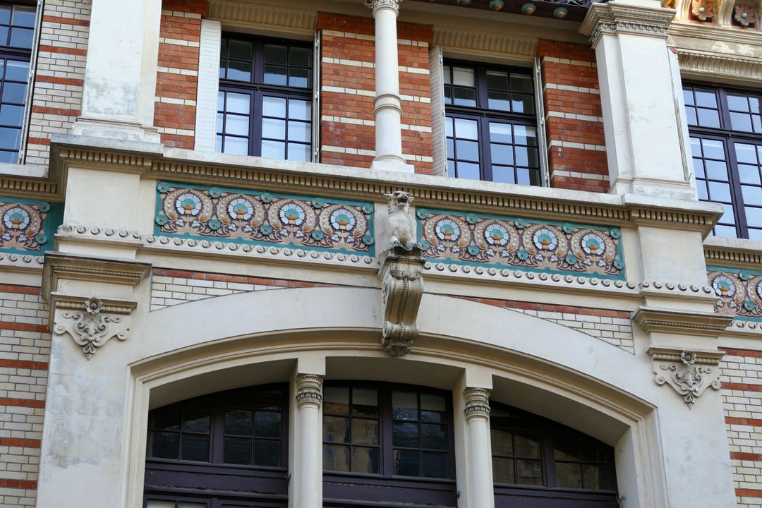 Détail de façade de l'hôtel Fortuny